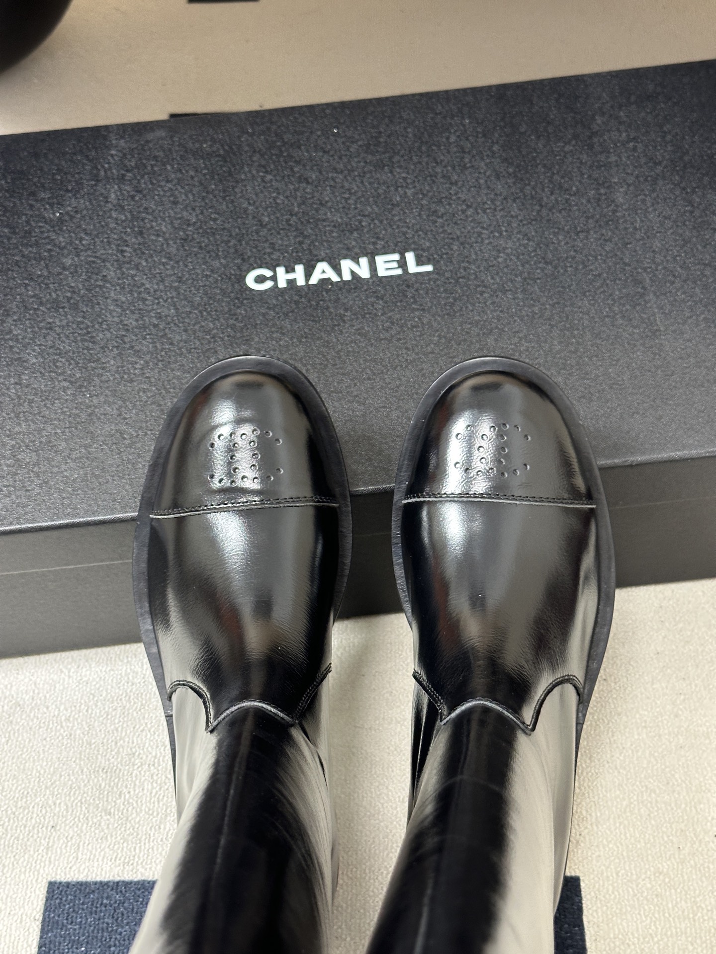 2026秋冬新款 Chanel 小香26A 鳄鱼纹皮高筒骑士靴厚底直筒长靴 当骑士靴的利落线条邂逅香家的经典基因，便成就