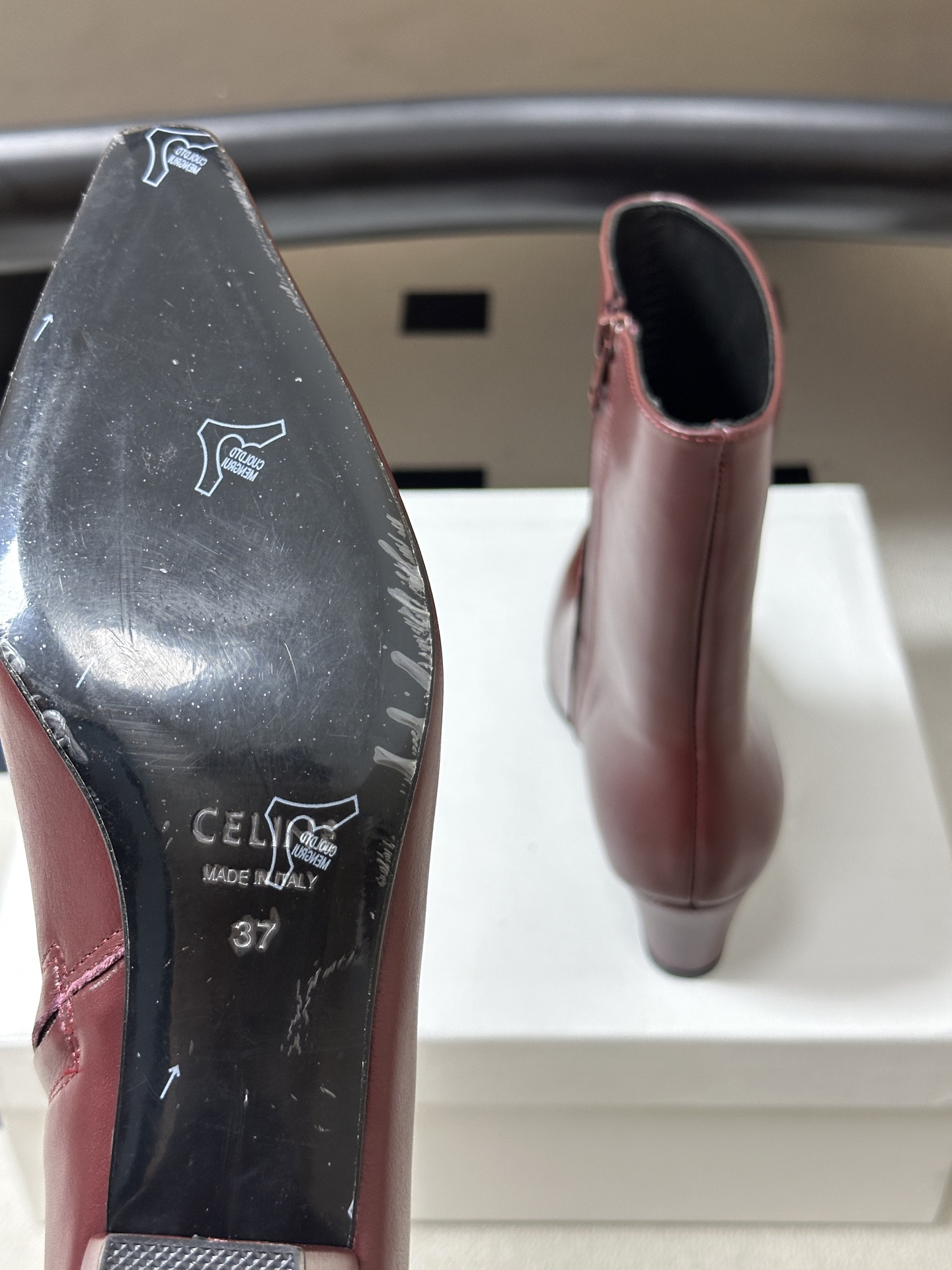 2026 秋冬新款CELINE 赛琳 经典凯旋门小标短靴复古牛油皮亮面粗跟短靴侧拉链及踝靴 踏入秋冬 时尚达人们的鞋柜里