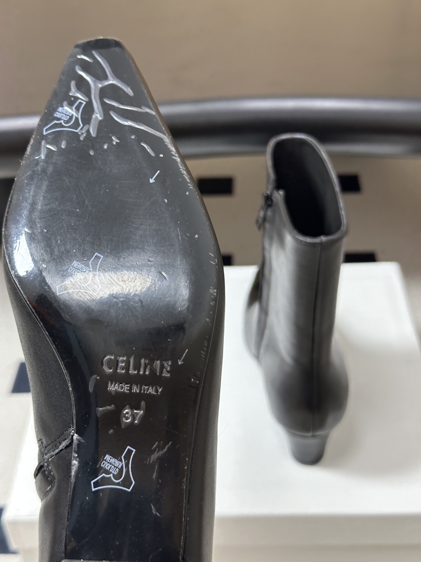 2026 秋冬新款CELINE 赛琳 经典凯旋门小标短靴复古牛油皮亮面粗跟短靴侧拉链及踝靴 踏入秋冬 时尚达人们的鞋柜里