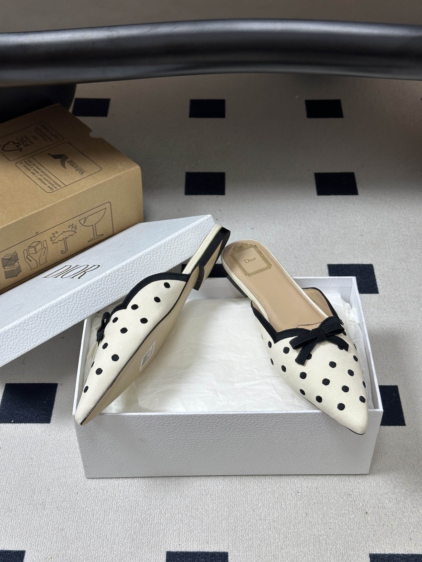26ss春夏新款Dior 迪奥 Romance 尖头芭蕾鞋蝴蝶结芭蕾舞鞋PolkaDior图案刺绣波点平底包头穆勒半拖鞋 26ss春夏新款Dior 迪奥 Romance 尖头芭蕾鞋蝴蝶结芭蕾舞鞋PolkaDior图案刺绣波点平底包头穆勒半拖鞋