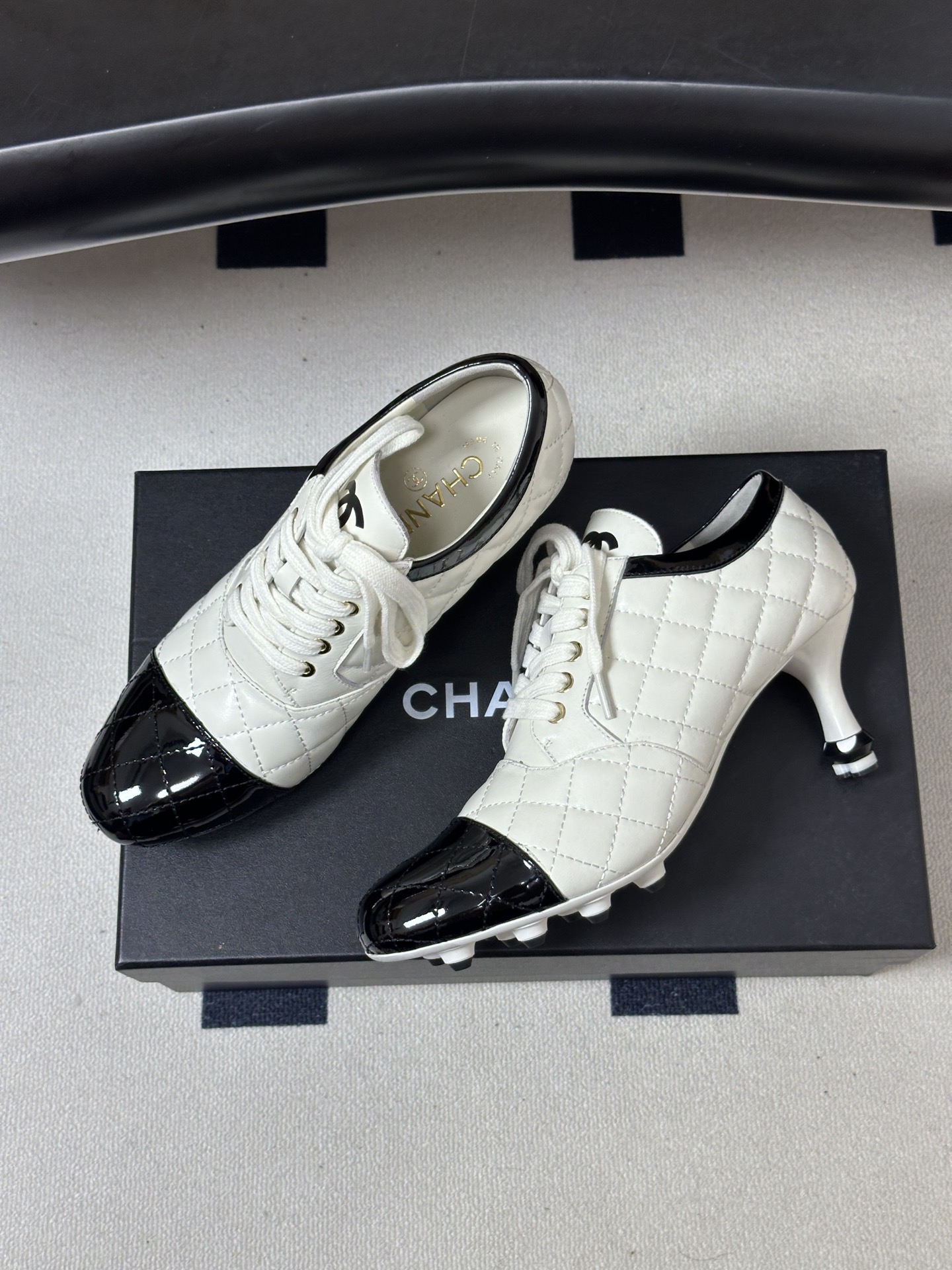 26Ss 早秋新款Chanel小香走秀款经典拼色菱格系带休闲鞋标志性双C 细高跟乐福鞋 嗲嗲的链条山茶花装饰，俏皮又不失