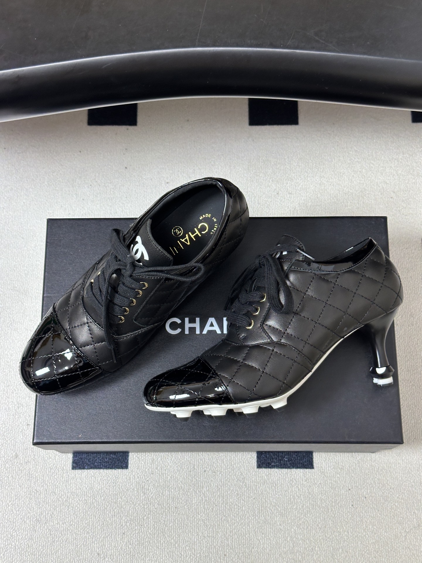 26Ss 早秋新款Chanel小香走秀款经典拼色菱格系带休闲鞋标志性双C 细高跟乐福鞋 嗲嗲的链条山茶花装饰，俏皮又不失