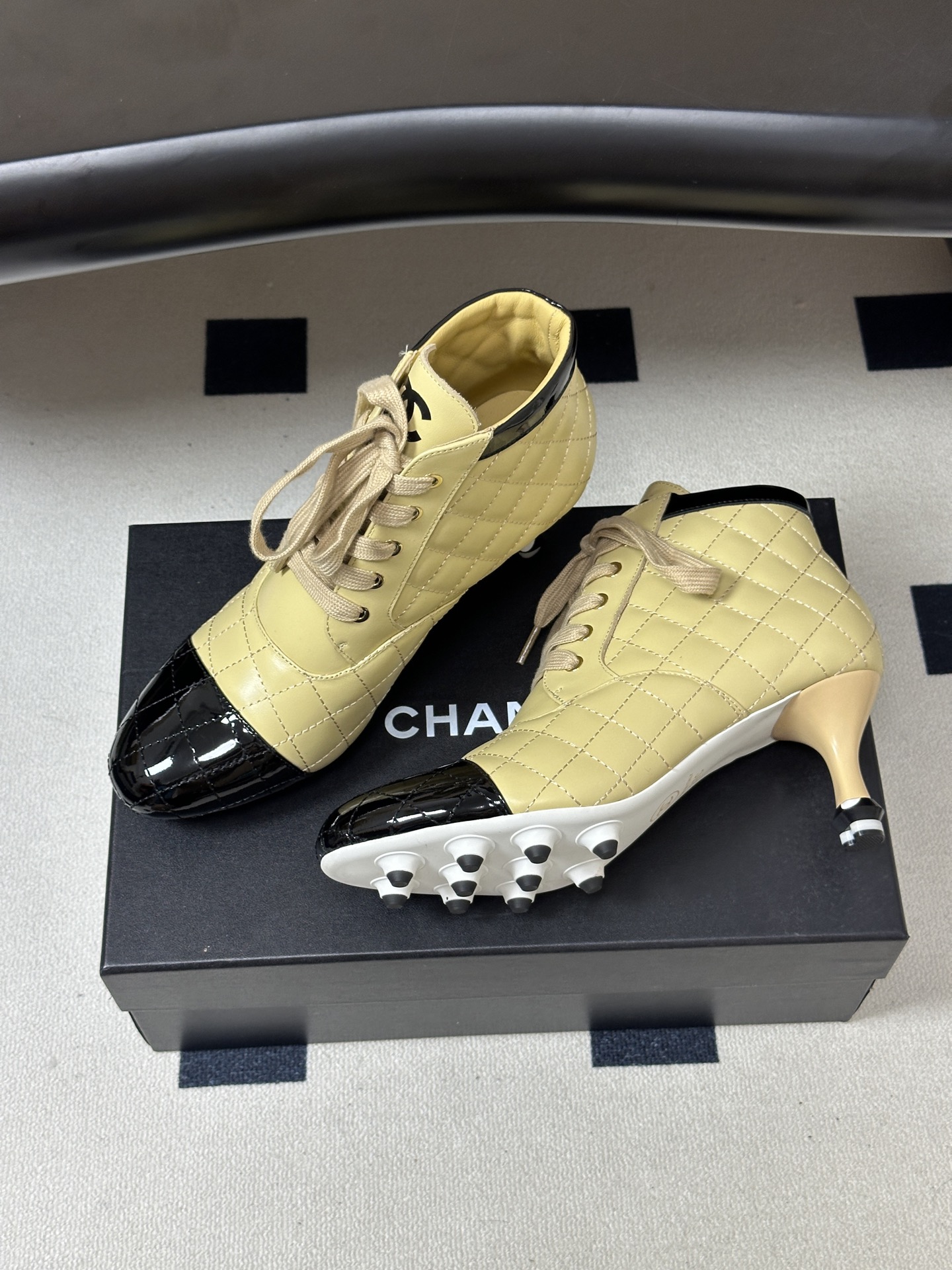 26Ss 早秋新款Chanel小香走秀款经典拼色菱格系带高帮休闲鞋标志性双C细高跟短靴 嗲嗲的链条山茶花装饰，俏皮又不失