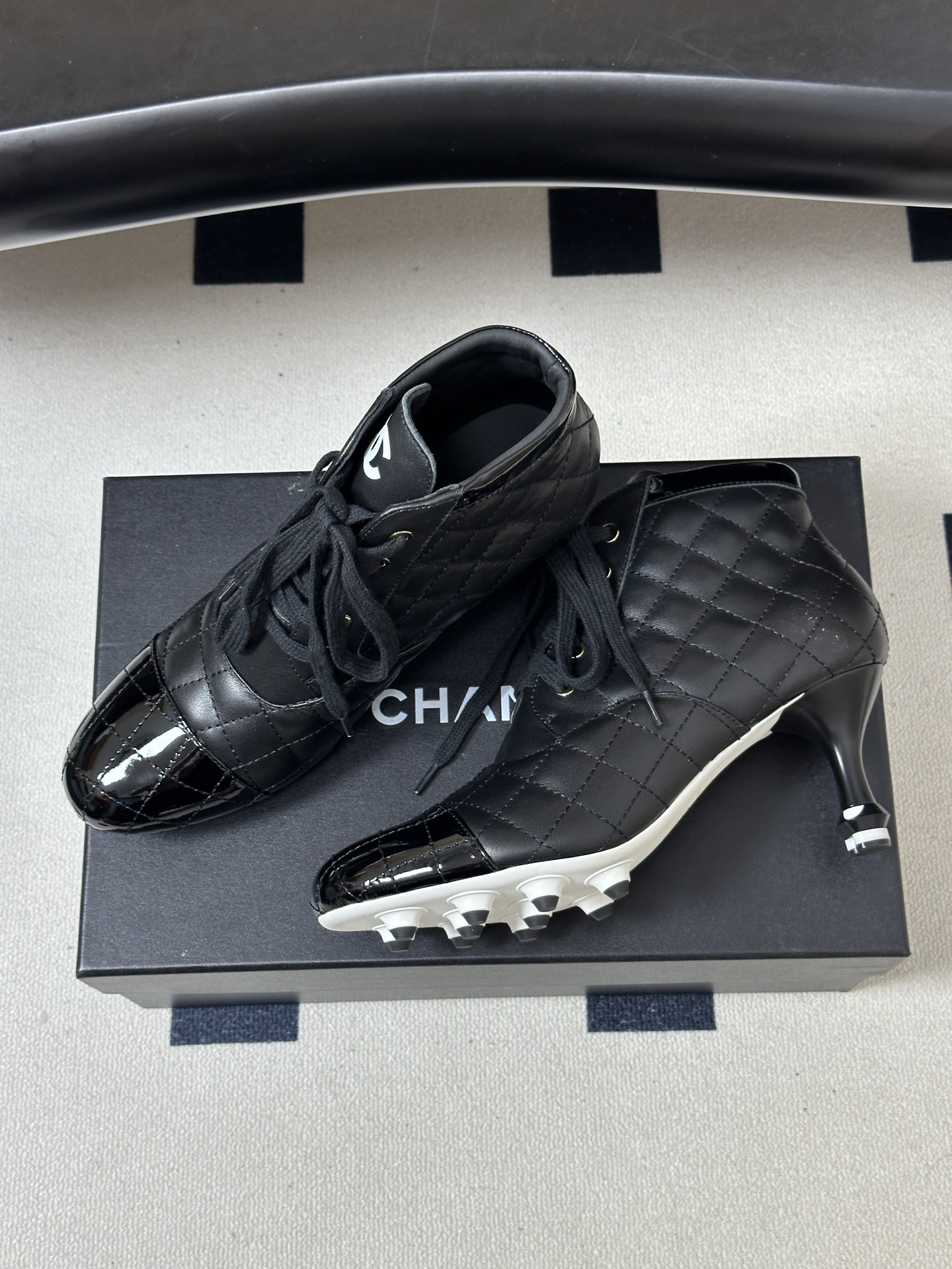 26Ss 早秋新款Chanel小香走秀款经典拼色菱格系带高帮休闲鞋标志性双C细高跟短靴 嗲嗲的链条山茶花装饰，俏皮又不失