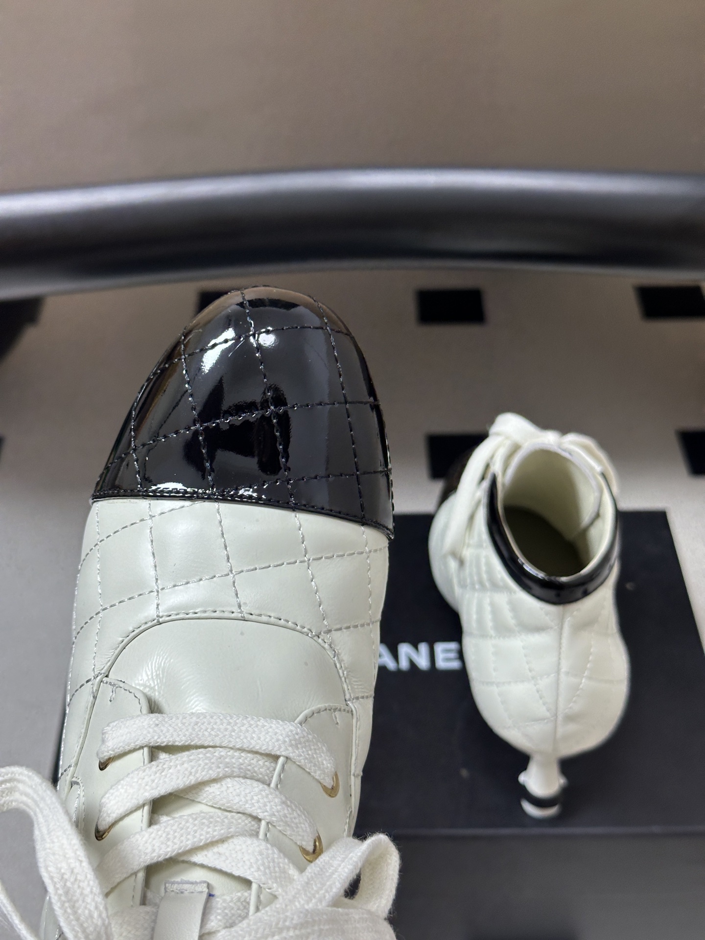 26Ss 早秋新款Chanel小香走秀款经典拼色菱格系带高帮休闲鞋标志性双C细高跟短靴 嗲嗲的链条山茶花装饰，俏皮又不失