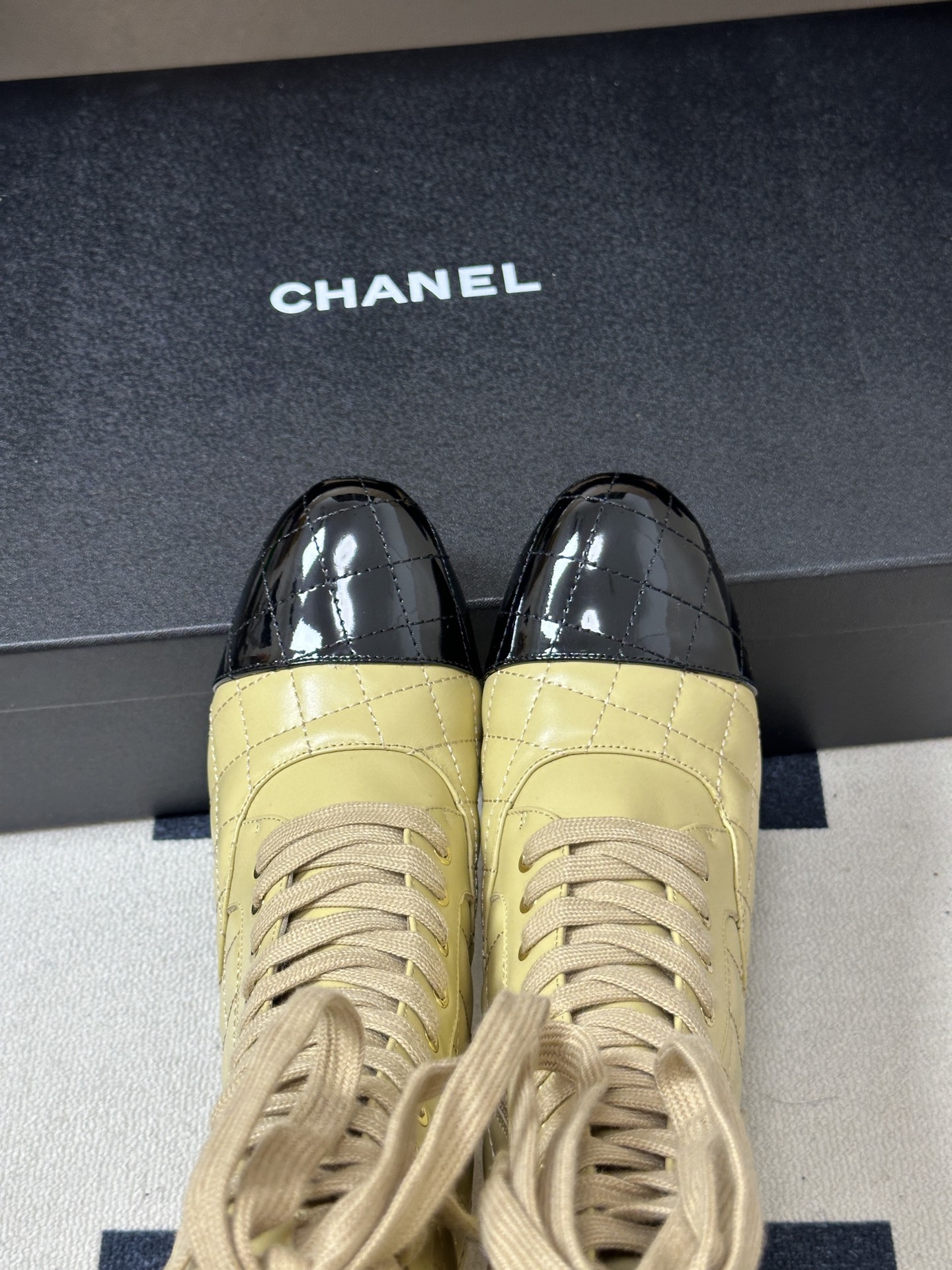 26Ss 早秋新款Chanel小香走秀款经典拼色菱格系带高靴标志性双C细高跟长靴侧拉链中靴 嗲嗲的链条山茶花装饰，俏皮又