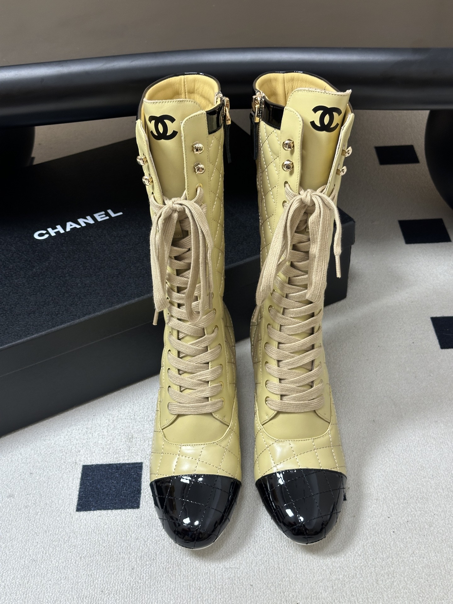 26Ss 早秋新款Chanel小香走秀款经典拼色菱格系带高靴标志性双C细高跟长靴侧拉链中靴 嗲嗲的链条山茶花装饰，俏皮又