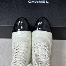 26Ss 早秋新款Chanel小香走秀款经典拼色菱格系带高靴标志性双C细高跟长靴侧拉链中靴 嗲嗲的链条山茶花装饰,俏皮又 26Ss 早秋新款Chanel小香走秀款经典拼色菱格系带高靴标志性双C细高跟长靴侧拉链中靴 嗲嗲的链条山茶花装饰,俏皮又