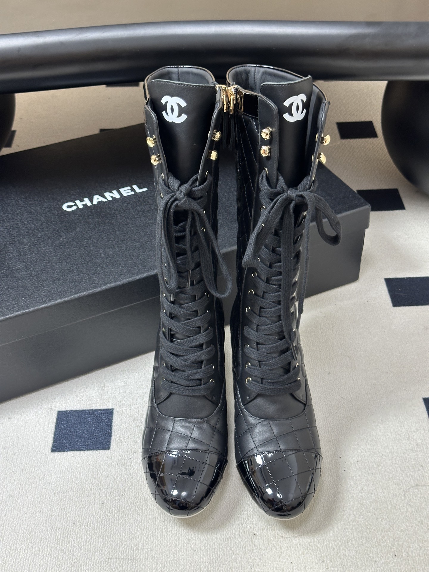 26Ss 早秋新款Chanel小香走秀款经典拼色菱格系带高靴标志性双C细高跟长靴侧拉链中靴 嗲嗲的链条山茶花装饰，俏皮又