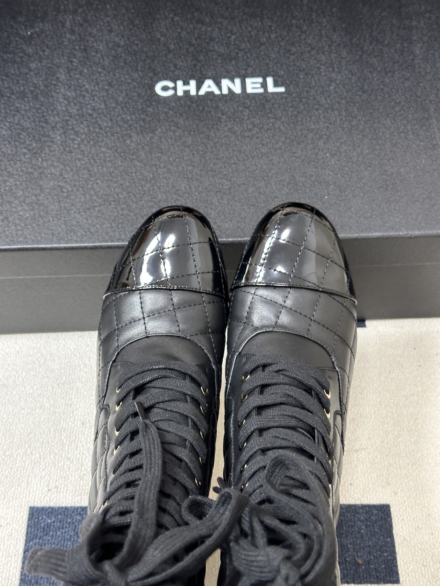 26Ss 早秋新款Chanel小香走秀款经典拼色菱格系带高靴标志性双C细高跟长靴侧拉链中靴 嗲嗲的链条山茶花装饰，俏皮又
