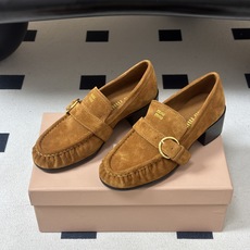 26ss早秋新款MiuMiu 缪缪 麂皮绒面玛丽珍鞋老钱风褶皱乐福鞋搭扣粗跟单鞋 miu系绒面玛丽珍,把复古甜酷焊在脚上 26ss早秋新款MiuMiu 缪缪 麂皮绒面玛丽珍鞋老钱风褶皱乐福鞋搭扣粗跟单鞋 miu系绒面玛丽珍,把复古甜酷焊在脚上