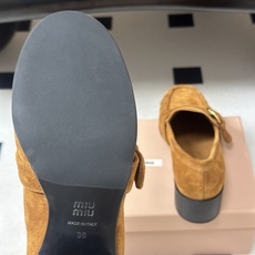 26ss早秋新款MiuMiu 缪缪 麂皮绒面玛丽珍鞋老钱风褶皱乐福鞋搭扣粗跟单鞋 miu系绒面玛丽珍,把复古甜酷焊在脚上 26ss早秋新款MiuMiu 缪缪 麂皮绒面玛丽珍鞋老钱风褶皱乐福鞋搭扣粗跟单鞋 miu系绒面玛丽珍,把复古甜酷焊在脚上