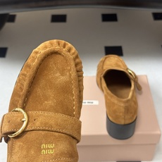 26ss早秋新款MiuMiu 缪缪 麂皮绒面玛丽珍鞋老钱风褶皱乐福鞋搭扣粗跟单鞋 miu系绒面玛丽珍,把复古甜酷焊在脚上 26ss早秋新款MiuMiu 缪缪 麂皮绒面玛丽珍鞋老钱风褶皱乐福鞋搭扣粗跟单鞋 miu系绒面玛丽珍,把复古甜酷焊在脚上