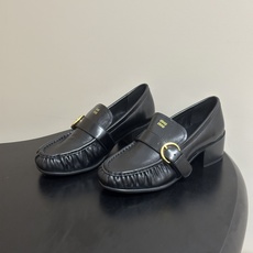 26ss早秋新款MiuMiu 缪缪 麂皮绒面玛丽珍鞋老钱风褶皱乐福鞋搭扣粗跟单鞋 miu系绒面玛丽珍,把复古甜酷焊在脚上 26ss早秋新款MiuMiu 缪缪 麂皮绒面玛丽珍鞋老钱风褶皱乐福鞋搭扣粗跟单鞋 miu系绒面玛丽珍,把复古甜酷焊在脚上