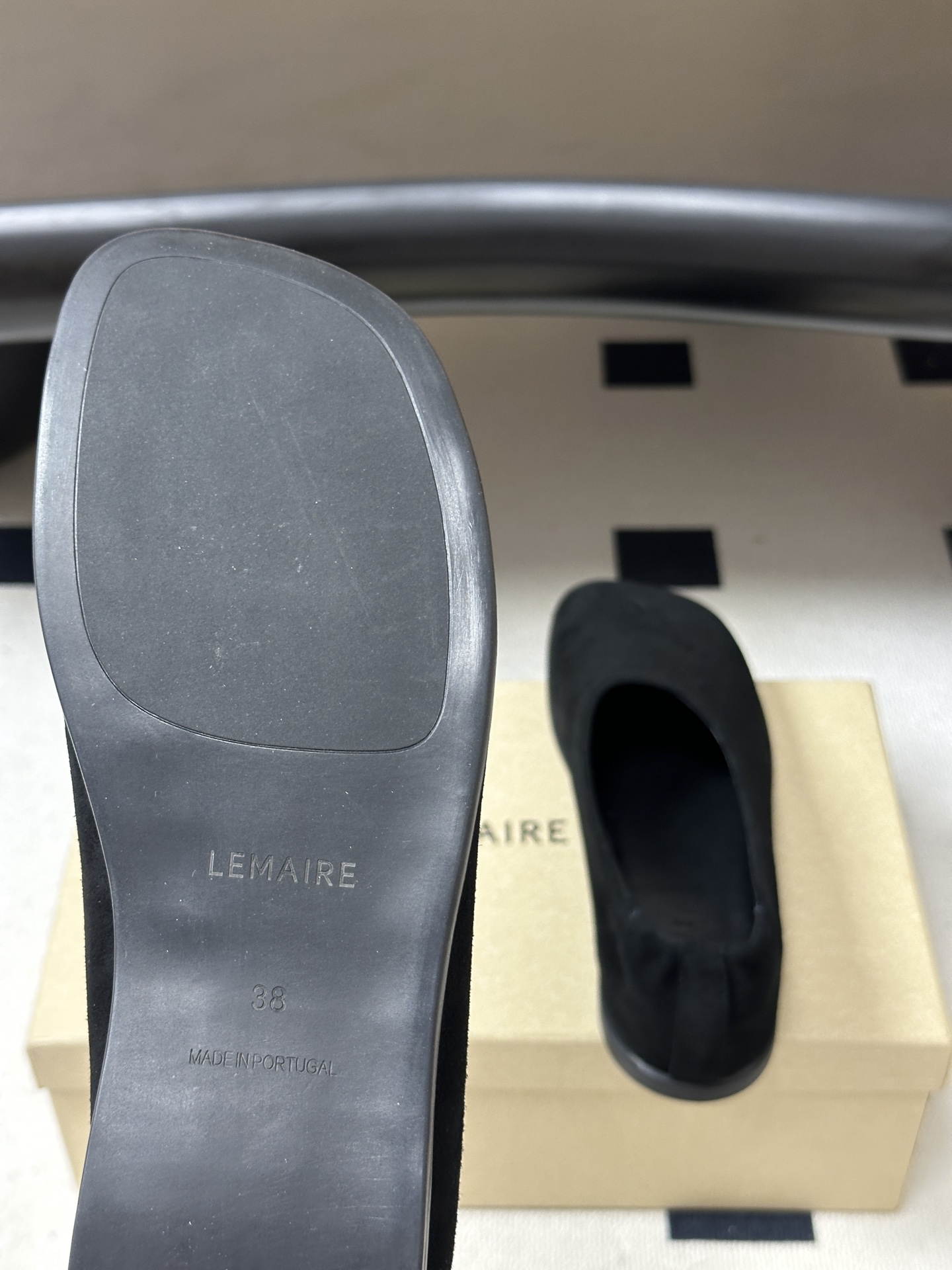 Lemaire 2026ss春夏新款 方圆头平底简约休闲乐福鞋老钱风舒适一脚蹬小皮鞋 很圆润的设计,看样子上脚皮质都很舒 Lemaire 2026ss春夏新款 方圆头平底简约休闲乐福鞋老钱风舒适一脚蹬小皮鞋 很圆润的设计,看样子上脚皮质都很舒