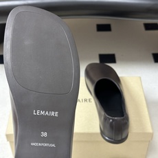 Lemaire 2026ss春夏新款 方圆头平底简约休闲乐福鞋老钱风舒适一脚蹬小皮鞋 很圆润的设计,看样子上脚皮质都很舒 Lemaire 2026ss春夏新款 方圆头平底简约休闲乐福鞋老钱风舒适一脚蹬小皮鞋 很圆润的设计,看样子上脚皮质都很舒