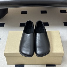 Lemaire 2026ss春夏新款 方圆头平底简约休闲乐福鞋老钱风舒适一脚蹬小皮鞋 很圆润的设计,看样子上脚皮质都很舒 Lemaire 2026ss春夏新款 方圆头平底简约休闲乐福鞋老钱风舒适一脚蹬小皮鞋 很圆润的设计,看样子上脚皮质都很舒