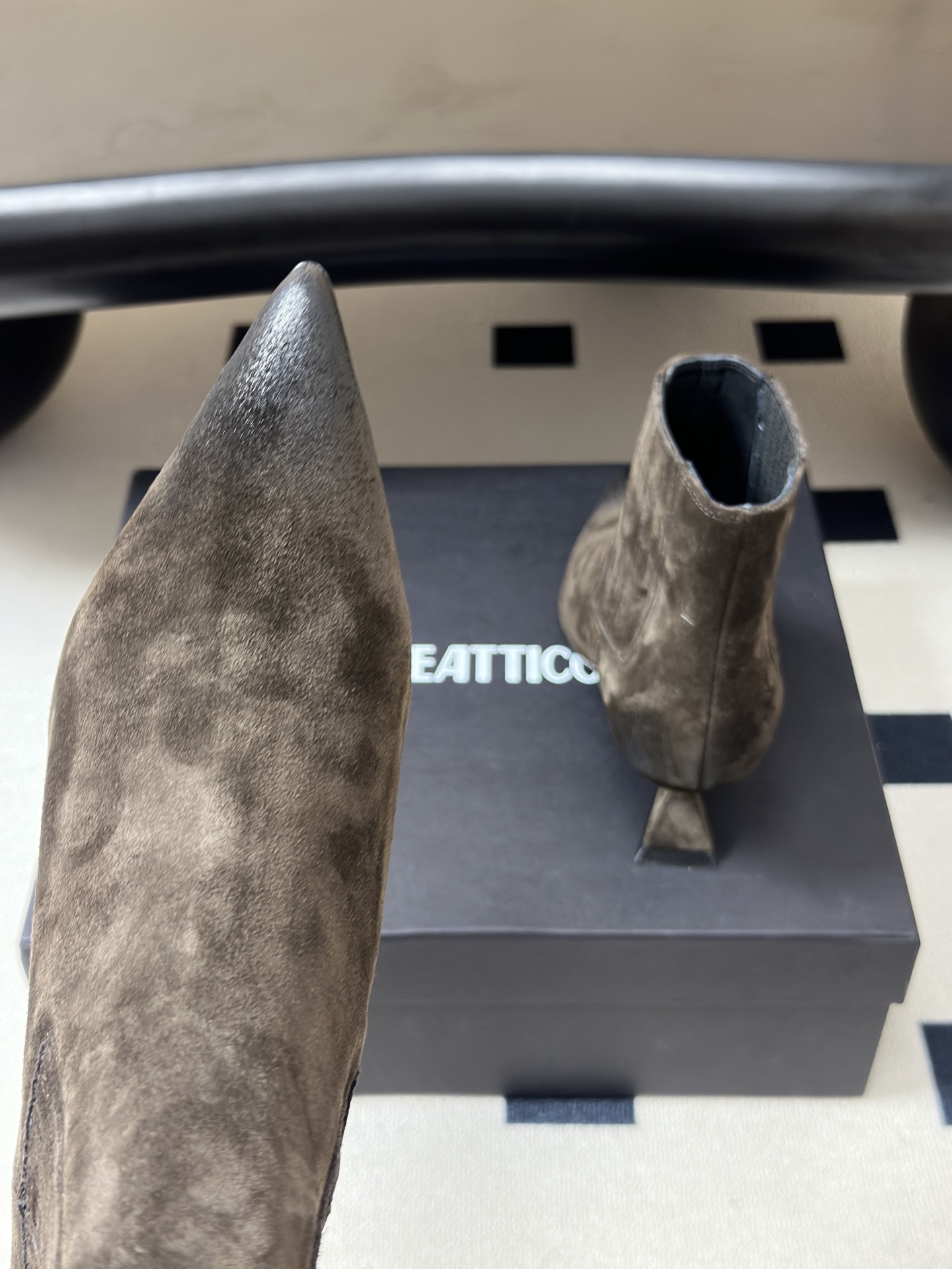 小众潮牌 THE ATTICO 2026Fw秋冬新品时髦尖头麂皮绒面坡跟短靴🔥爆火网红异形跟松紧一脚蹬短靴 悠然呈现全新 小众潮牌 THE ATTICO 2026Fw秋冬新品时髦尖头麂皮绒面坡跟短靴🔥爆火网红异形跟松紧一脚蹬短靴 悠然呈现全新