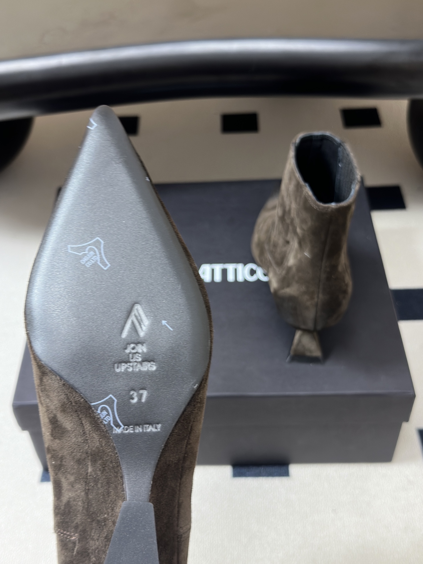 小众潮牌 THE ATTICO 2026Fw秋冬新品时髦尖头麂皮绒面坡跟短靴🔥爆火网红异形跟松紧一脚蹬短靴 悠然呈现全新 小众潮牌 THE ATTICO 2026Fw秋冬新品时髦尖头麂皮绒面坡跟短靴🔥爆火网红异形跟松紧一脚蹬短靴 悠然呈现全新