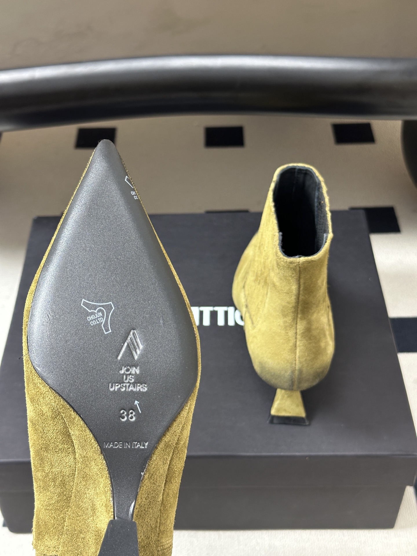 小众潮牌 THE ATTICO 2026Fw秋冬新品时髦尖头麂皮绒面坡跟短靴🔥爆火网红异形跟松紧一脚蹬短靴 悠然呈现全新 小众潮牌 THE ATTICO 2026Fw秋冬新品时髦尖头麂皮绒面坡跟短靴🔥爆火网红异形跟松紧一脚蹬短靴 悠然呈现全新