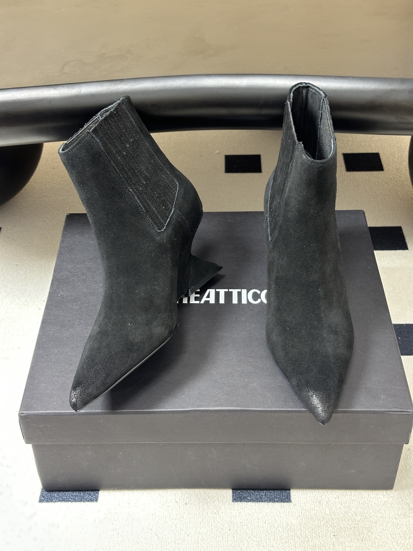 小众潮牌 THE ATTICO 2026Fw秋冬新品时髦尖头麂皮绒面坡跟短靴🔥爆火网红异形跟松紧一脚蹬短靴 悠然呈现全新