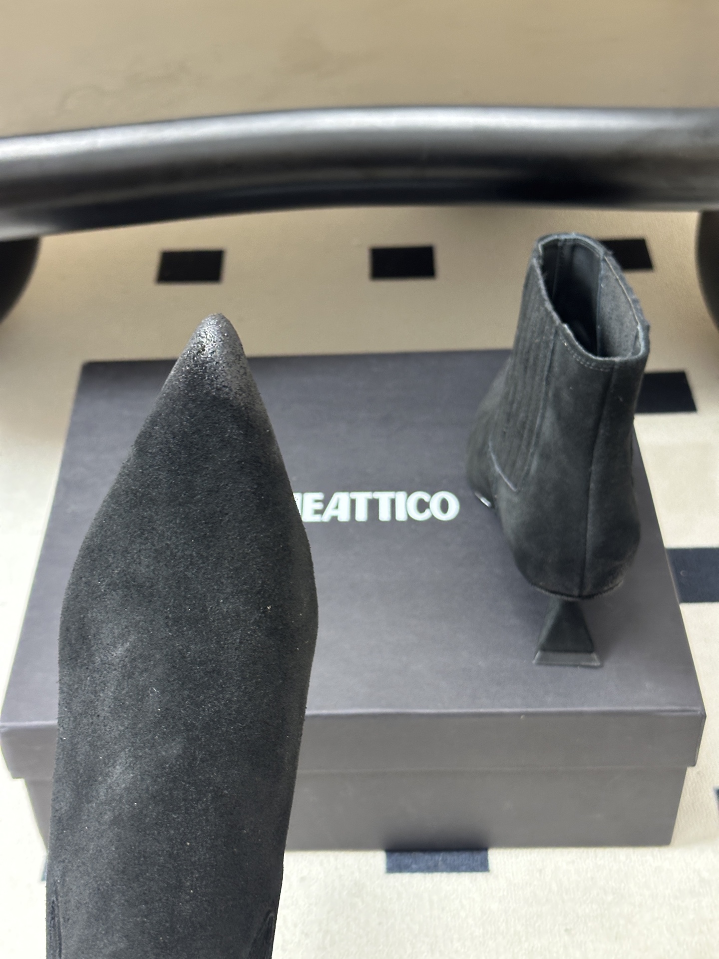 小众潮牌 THE ATTICO 2026Fw秋冬新品时髦尖头麂皮绒面坡跟短靴🔥爆火网红异形跟松紧一脚蹬短靴 悠然呈现全新