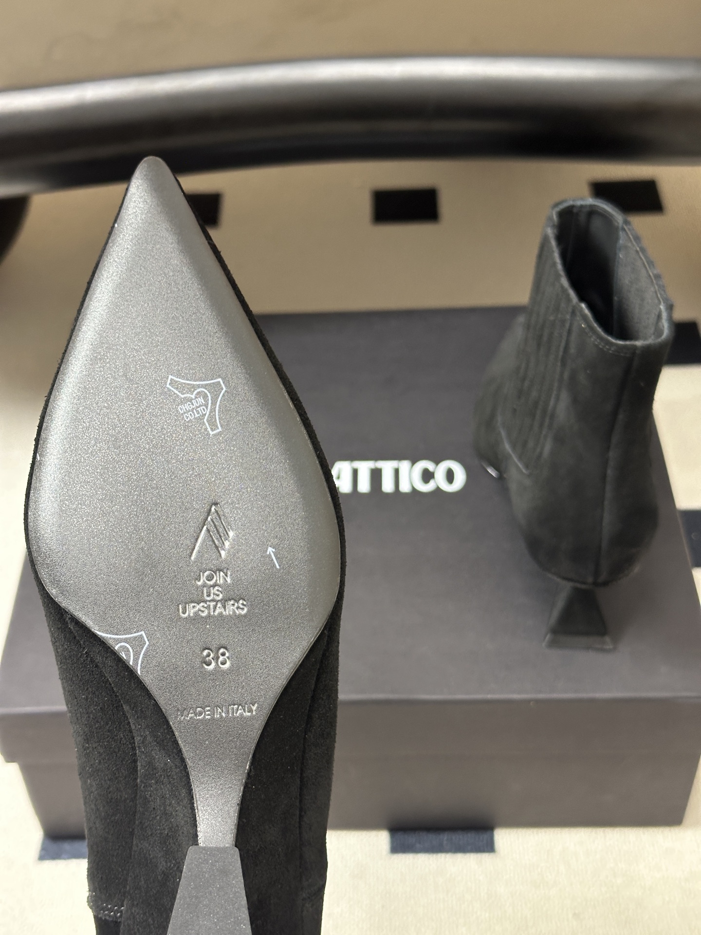 小众潮牌 THE ATTICO 2026Fw秋冬新品时髦尖头麂皮绒面坡跟短靴🔥爆火网红异形跟松紧一脚蹬短靴 悠然呈现全新