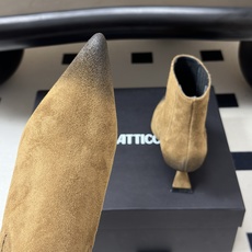 小众潮牌 THE ATTICO 2026Fw秋冬新品时髦尖头麂皮绒面坡跟短靴🔥爆火网红异形跟松紧一脚蹬短靴 悠然呈现全新 小众潮牌 THE ATTICO 2026Fw秋冬新品时髦尖头麂皮绒面坡跟短靴🔥爆火网红异形跟松紧一脚蹬短靴 悠然呈现全新