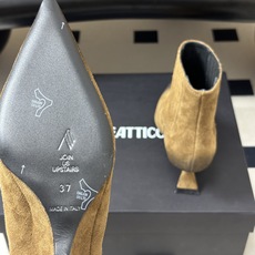 小众潮牌 THE ATTICO 2026Fw秋冬新品时髦尖头麂皮绒面坡跟短靴🔥爆火网红异形跟松紧一脚蹬短靴 悠然呈现全新 小众潮牌 THE ATTICO 2026Fw秋冬新品时髦尖头麂皮绒面坡跟短靴🔥爆火网红异形跟松紧一脚蹬短靴 悠然呈现全新