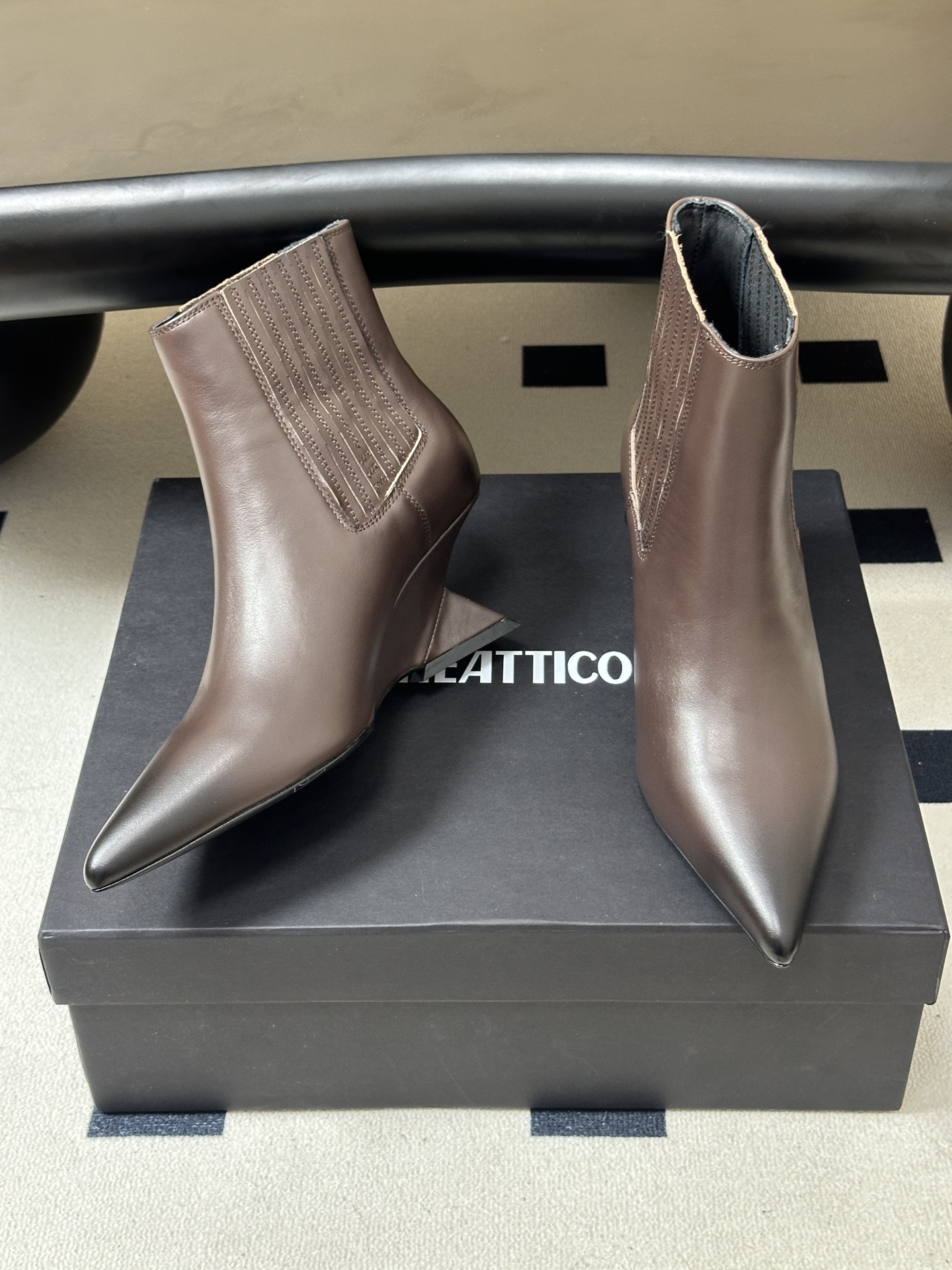 小众潮牌 THE ATTICO 2026Fw秋冬新品时髦尖头麂皮绒面坡跟短靴🔥爆火网红异形跟松紧一脚蹬短靴 悠然呈现全新 小众潮牌 THE ATTICO 2026Fw秋冬新品时髦尖头麂皮绒面坡跟短靴🔥爆火网红异形跟松紧一脚蹬短靴 悠然呈现全新
