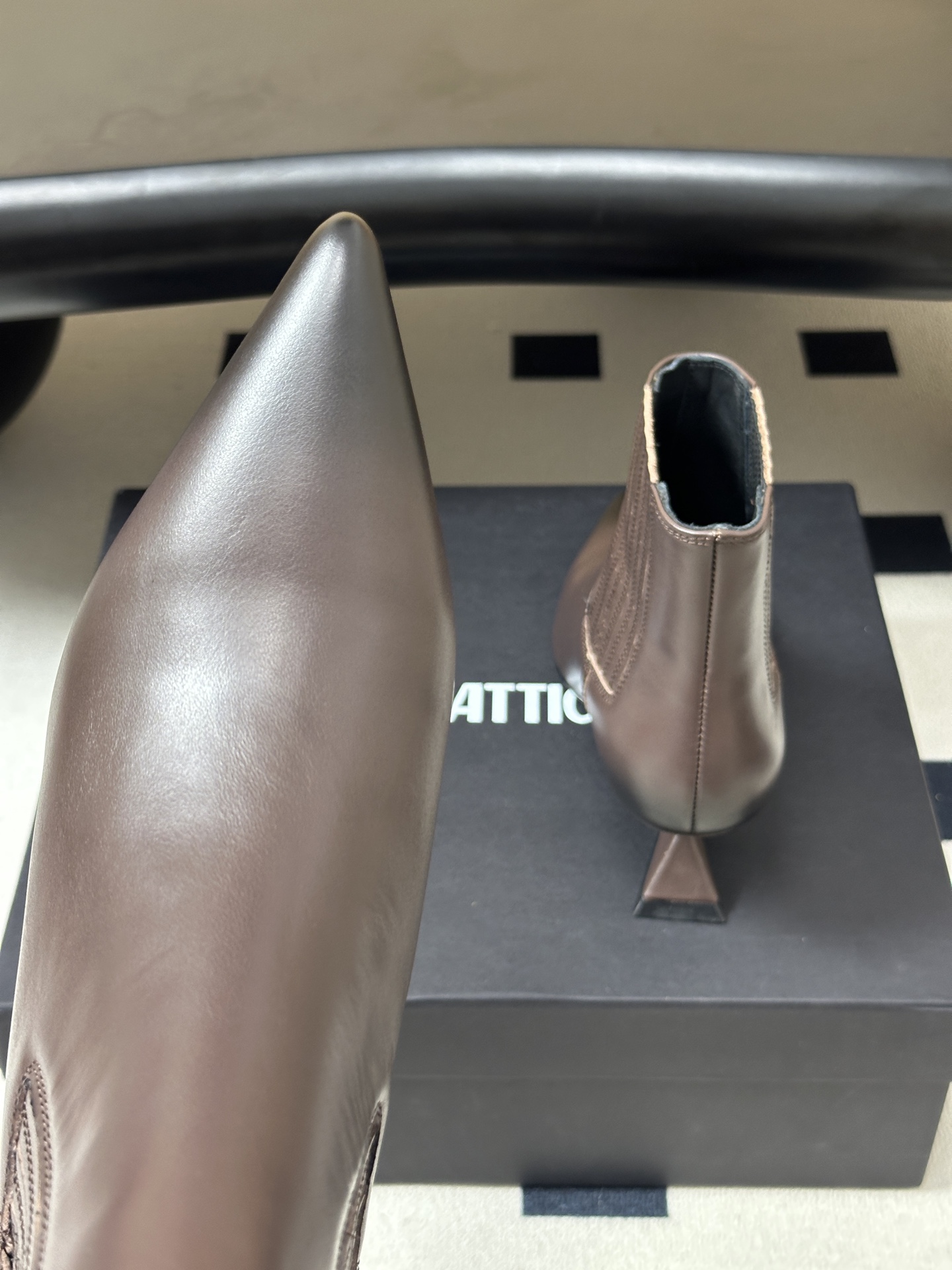 小众潮牌 THE ATTICO 2026Fw秋冬新品时髦尖头麂皮绒面坡跟短靴🔥爆火网红异形跟松紧一脚蹬短靴 悠然呈现全新 小众潮牌 THE ATTICO 2026Fw秋冬新品时髦尖头麂皮绒面坡跟短靴🔥爆火网红异形跟松紧一脚蹬短靴 悠然呈现全新