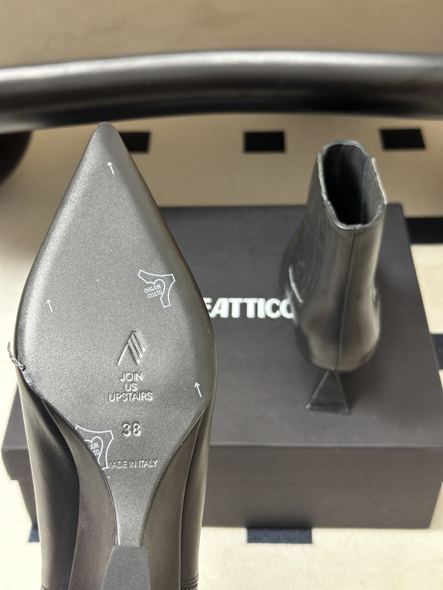 小众潮牌 THE ATTICO 2026Fw秋冬新品时髦尖头麂皮绒面坡跟短靴🔥爆火网红异形跟松紧一脚蹬短靴 悠然呈现全新 小众潮牌 THE ATTICO 2026Fw秋冬新品时髦尖头麂皮绒面坡跟短靴🔥爆火网红异形跟松紧一脚蹬短靴 悠然呈现全新