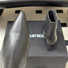 小众潮牌 THE ATTICO 2026Fw秋冬新品时髦尖头麂皮绒面坡跟短靴🔥爆火网红异形跟松紧一脚蹬短靴 悠然呈现全新 小众潮牌 THE ATTICO 2026Fw秋冬新品时髦尖头麂皮绒面坡跟短靴🔥爆火网红异形跟松紧一脚蹬短靴 悠然呈现全新