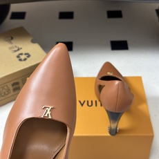 26ss春夏新款 LOUIS VUITTON 路易威登 LV LUNA尖头复古高跟鞋渐变跟经典金属五金字母扣单鞋 本款L 26ss春夏新款 LOUIS VUITTON 路易威登 LV LUNA尖头复古高跟鞋渐变跟经典金属五金字母扣单鞋 本款L