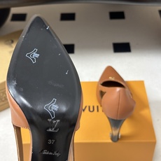 26ss春夏新款 LOUIS VUITTON 路易威登 LV LUNA尖头复古高跟鞋渐变跟经典金属五金字母扣单鞋 本款L 26ss春夏新款 LOUIS VUITTON 路易威登 LV LUNA尖头复古高跟鞋渐变跟经典金属五金字母扣单鞋 本款L