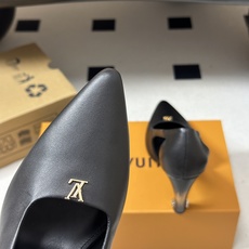 26ss春夏新款 LOUIS VUITTON 路易威登 LV LUNA尖头复古高跟鞋渐变跟经典金属五金字母扣单鞋 本款L 26ss春夏新款 LOUIS VUITTON 路易威登 LV LUNA尖头复古高跟鞋渐变跟经典金属五金字母扣单鞋 本款L