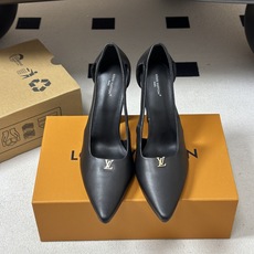 26ss春夏新款 LOUIS VUITTON 路易威登 LV LUNA尖头复古高跟鞋渐变跟经典金属五金字母扣单鞋 本款L 26ss春夏新款 LOUIS VUITTON 路易威登 LV LUNA尖头复古高跟鞋渐变跟经典金属五金字母扣单鞋 本款L