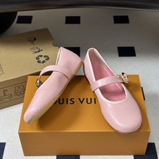 26Ss 早秋新款Louis Vuitton LV ROMY芭蕾舞鞋扣带玛丽珍鞋平底单鞋 本款Romy平底芭蕾鞋以 Mo 26Ss 早秋新款Louis Vuitton LV ROMY芭蕾舞鞋扣带玛丽珍鞋平底单鞋 本款Romy平底芭蕾鞋以 Mo