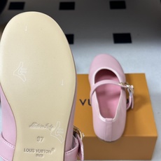 26Ss 早秋新款Louis Vuitton LV ROMY芭蕾舞鞋扣带玛丽珍鞋平底单鞋 本款Romy平底芭蕾鞋以 Mo 26Ss 早秋新款Louis Vuitton LV ROMY芭蕾舞鞋扣带玛丽珍鞋平底单鞋 本款Romy平底芭蕾鞋以 Mo