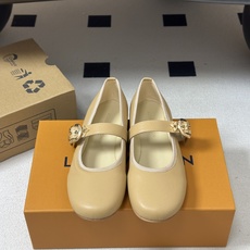 26Ss 早秋新款Louis Vuitton LV ROMY芭蕾舞鞋扣带玛丽珍鞋平底单鞋 本款Romy平底芭蕾鞋以 Mo 26Ss 早秋新款Louis Vuitton LV ROMY芭蕾舞鞋扣带玛丽珍鞋平底单鞋 本款Romy平底芭蕾鞋以 Mo
