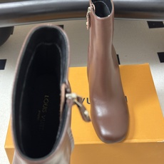 26ss秋冬新款Louis Vuitton LV Cube高跟短靴最新钻石水晶跟侧拉链短靴复古风及踝靴 本款LV Cub 26ss秋冬新款Louis Vuitton LV Cube高跟短靴最新钻石水晶跟侧拉链短靴复古风及踝靴 本款LV Cub