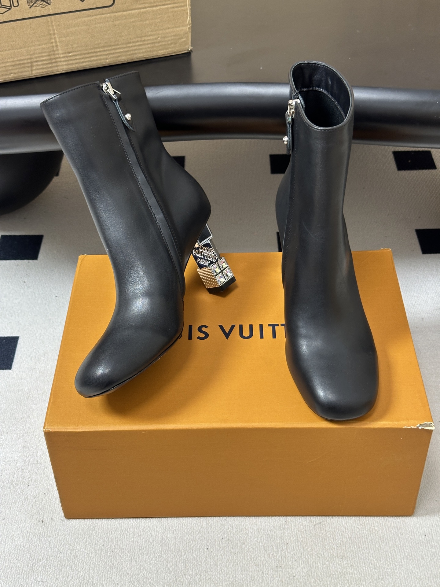 26ss秋冬新款Louis Vuitton LV Cube高跟短靴最新钻石水晶跟侧拉链短靴复古风及踝靴 本款LV Cub 26ss秋冬新款Louis Vuitton LV Cube高跟短靴最新钻石水晶跟侧拉链短靴复古风及踝靴 本款LV Cub