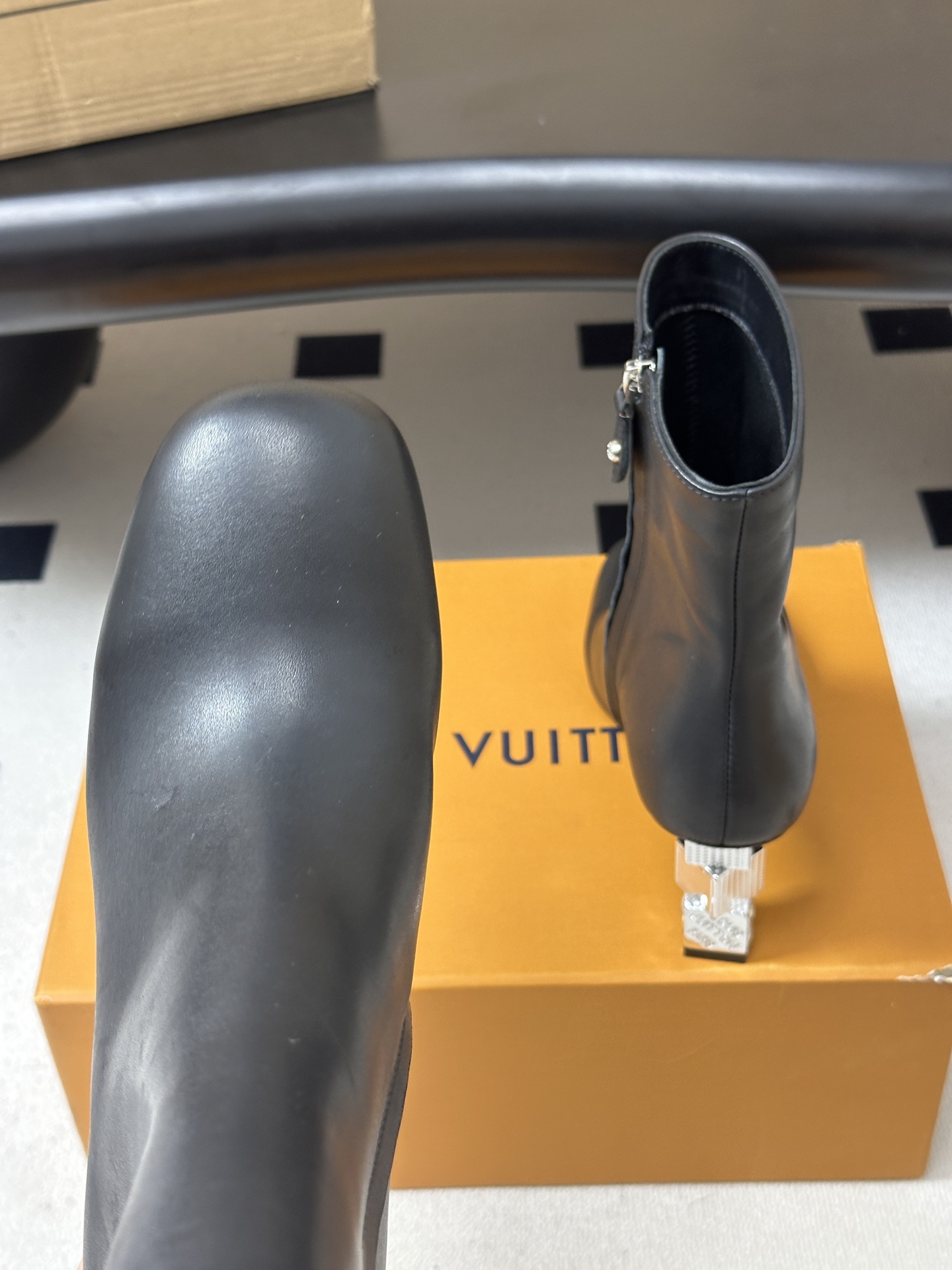 26ss秋冬新款Louis Vuitton LV Cube高跟短靴最新钻石水晶跟侧拉链短靴复古风及踝靴 本款LV Cub 26ss秋冬新款Louis Vuitton LV Cube高跟短靴最新钻石水晶跟侧拉链短靴复古风及踝靴 本款LV Cub