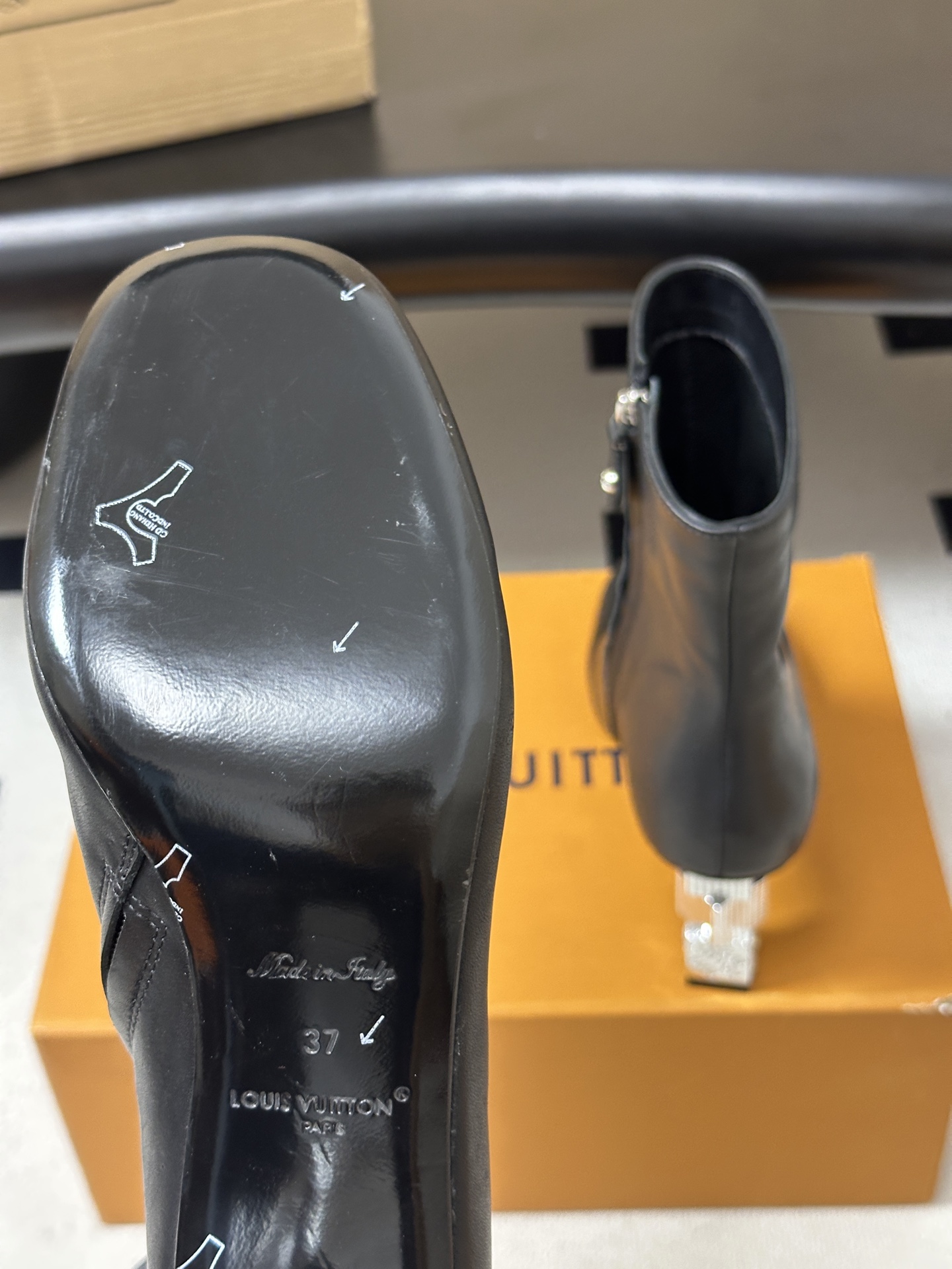 26ss秋冬新款Louis Vuitton LV Cube高跟短靴最新钻石水晶跟侧拉链短靴复古风及踝靴 本款LV Cub 26ss秋冬新款Louis Vuitton LV Cube高跟短靴最新钻石水晶跟侧拉链短靴复古风及踝靴 本款LV Cub