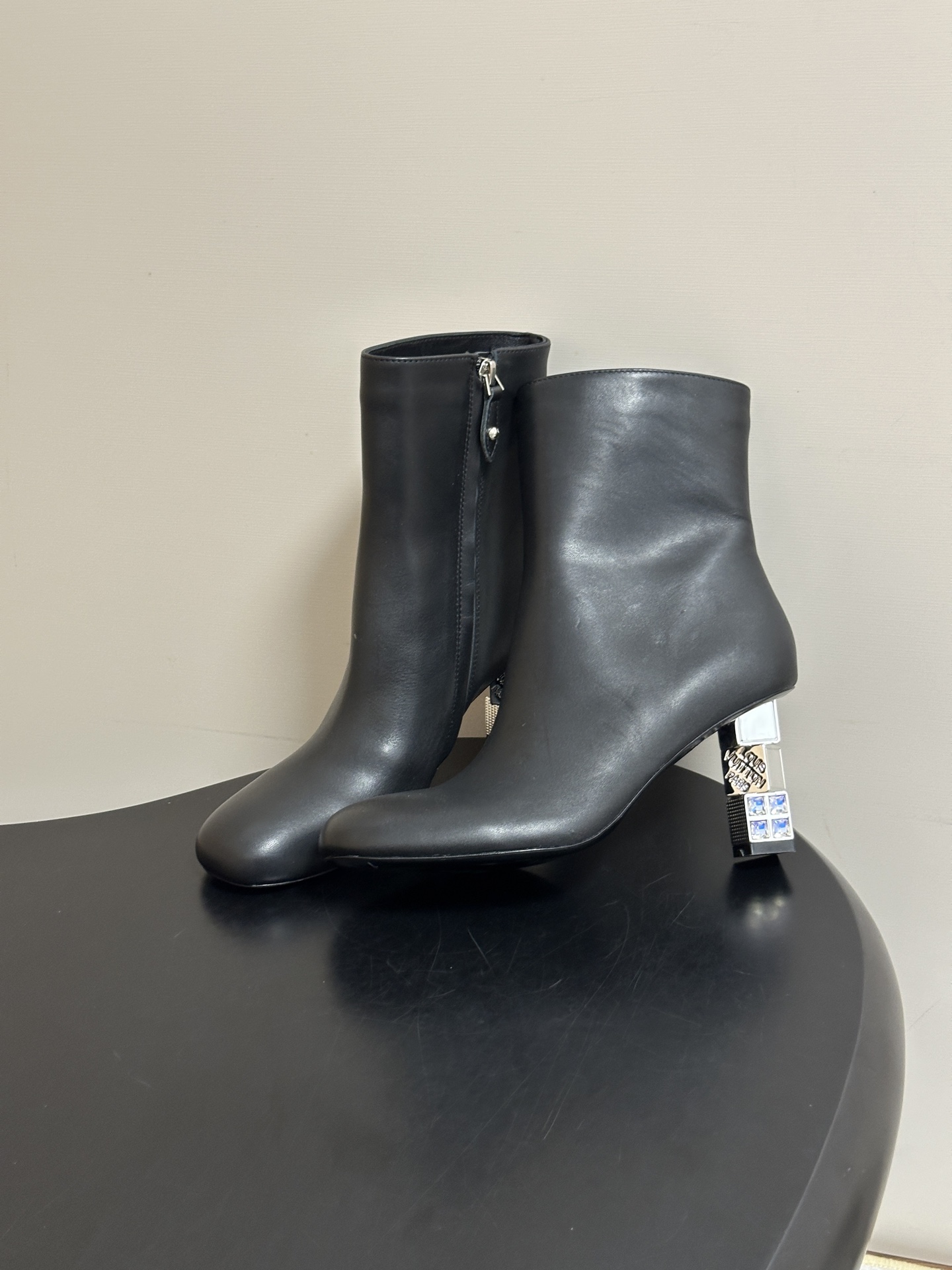 26ss秋冬新款Louis Vuitton LV Cube高跟短靴最新钻石水晶跟侧拉链短靴复古风及踝靴 本款LV Cub 26ss秋冬新款Louis Vuitton LV Cube高跟短靴最新钻石水晶跟侧拉链短靴复古风及踝靴 本款LV Cub