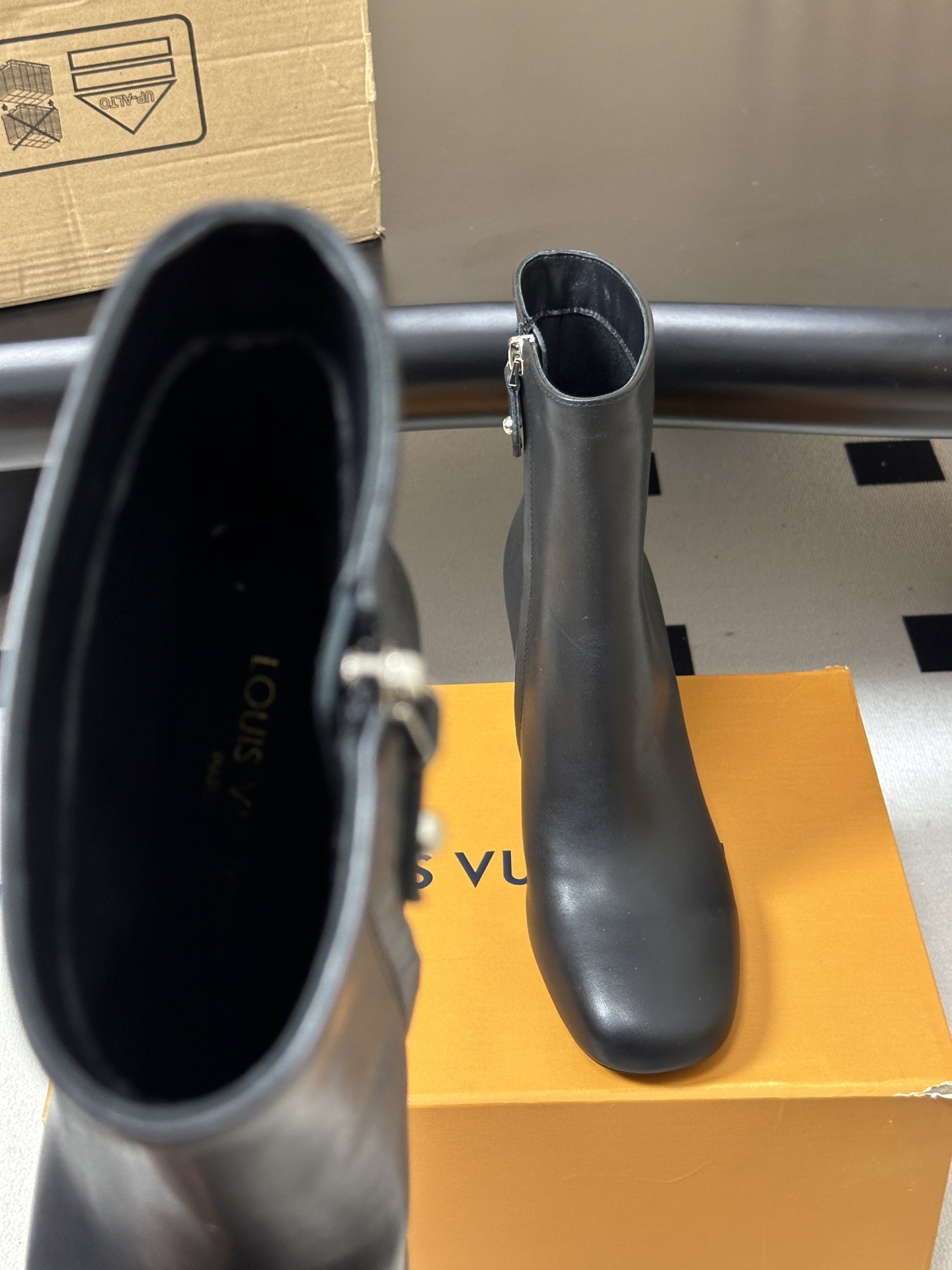 26ss秋冬新款Louis Vuitton LV Cube高跟短靴最新钻石水晶跟侧拉链短靴复古风及踝靴 本款LV Cub 26ss秋冬新款Louis Vuitton LV Cube高跟短靴最新钻石水晶跟侧拉链短靴复古风及踝靴 本款LV Cub
