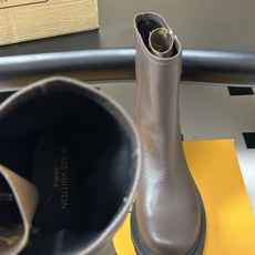 26Fw秋冬新款Louis vuitton LV BEAUBOURG及踝靴老花吊坠宽筒矮靴厚底侧拉链短靴 本款 LV B 26Fw秋冬新款Louis vuitton LV BEAUBOURG及踝靴老花吊坠宽筒矮靴厚底侧拉链短靴 本款 LV B