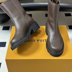 26Fw秋冬新款Louis vuitton LV BEAUBOURG及踝靴老花吊坠宽筒矮靴厚底侧拉链短靴 本款 LV B 26Fw秋冬新款Louis vuitton LV BEAUBOURG及踝靴老花吊坠宽筒矮靴厚底侧拉链短靴 本款 LV B