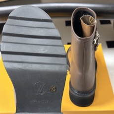 26Fw秋冬新款Louis vuitton LV BEAUBOURG及踝靴老花吊坠宽筒矮靴厚底侧拉链短靴 本款 LV B 26Fw秋冬新款Louis vuitton LV BEAUBOURG及踝靴老花吊坠宽筒矮靴厚底侧拉链短靴 本款 LV B