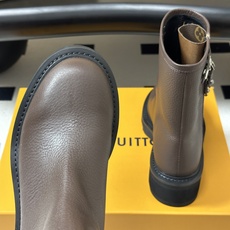 26Fw秋冬新款Louis vuitton LV BEAUBOURG及踝靴老花吊坠宽筒矮靴厚底侧拉链短靴 本款 LV B 26Fw秋冬新款Louis vuitton LV BEAUBOURG及踝靴老花吊坠宽筒矮靴厚底侧拉链短靴 本款 LV B